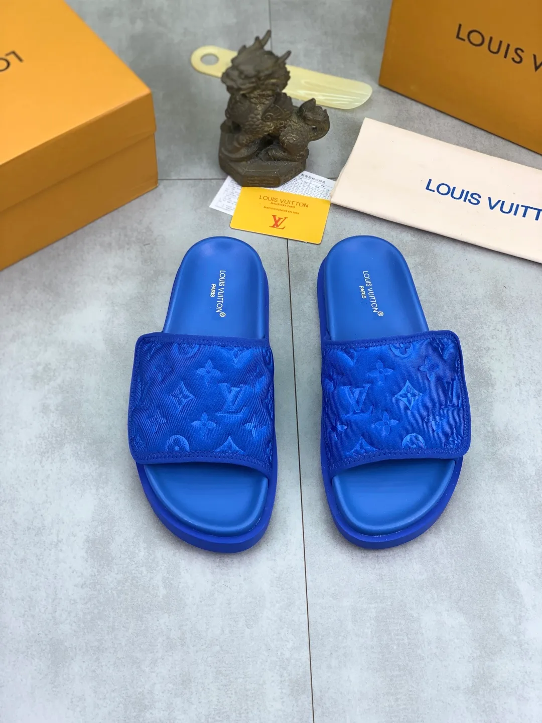 Men's shoes 💰P320 💰[New style]🆘 Original quality [LOUIS VUITTON] The popular Louis Vuitton LV men's slippers on the official website are on sale simultaneously! Original fabric imported from Italy, original factory special supply, code number: 38-44 (45 customized), many colors available